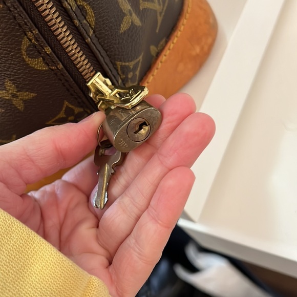 AUTH. Louis Vuitton Alma Monogram Bag!! - Picture 7 of 11